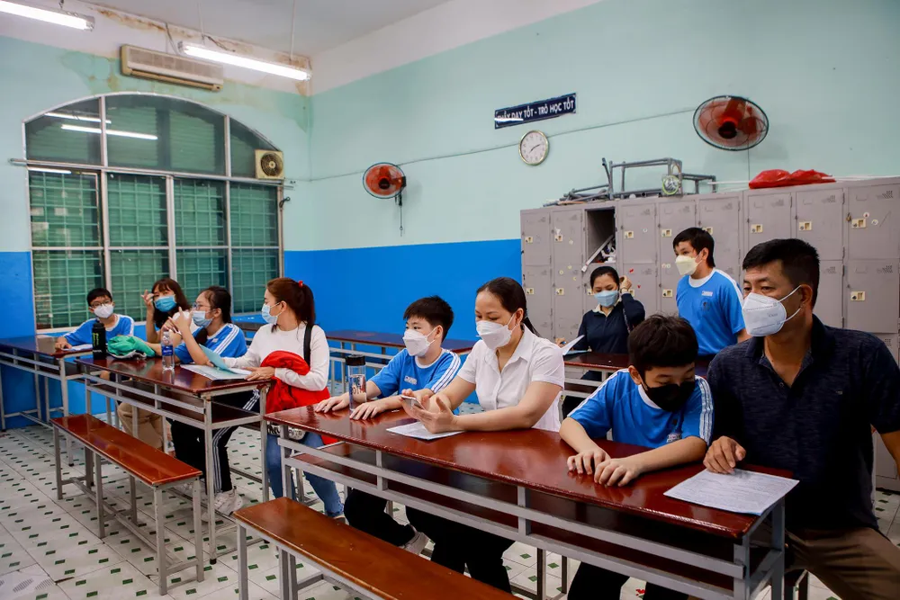 Phụ huynh và học sinh trong phòng chờ thăm khám sức khỏe trước khi tiêm. Phụ huynh và học sinh trong phòng chờ thăm khám sức khỏe trước khi tiêm.