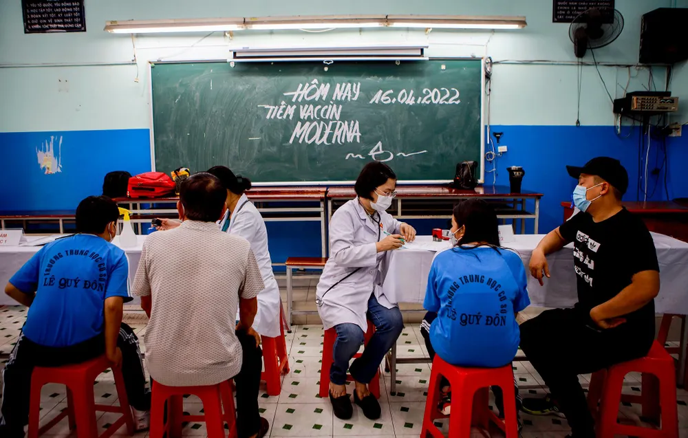 Khoảng 10h sáng THCS Lê Qúy Đôn tiêm hoàn tất cho khoảng 150 em học sinh, không ghi nhận trường hợp nào hoãn tiêm Khoảng 10h sáng THCS Lê Qúy Đôn tiêm hoàn tất cho khoảng 150 em học sinh, không ghi nhận trường hợp nào hoãn tiêm