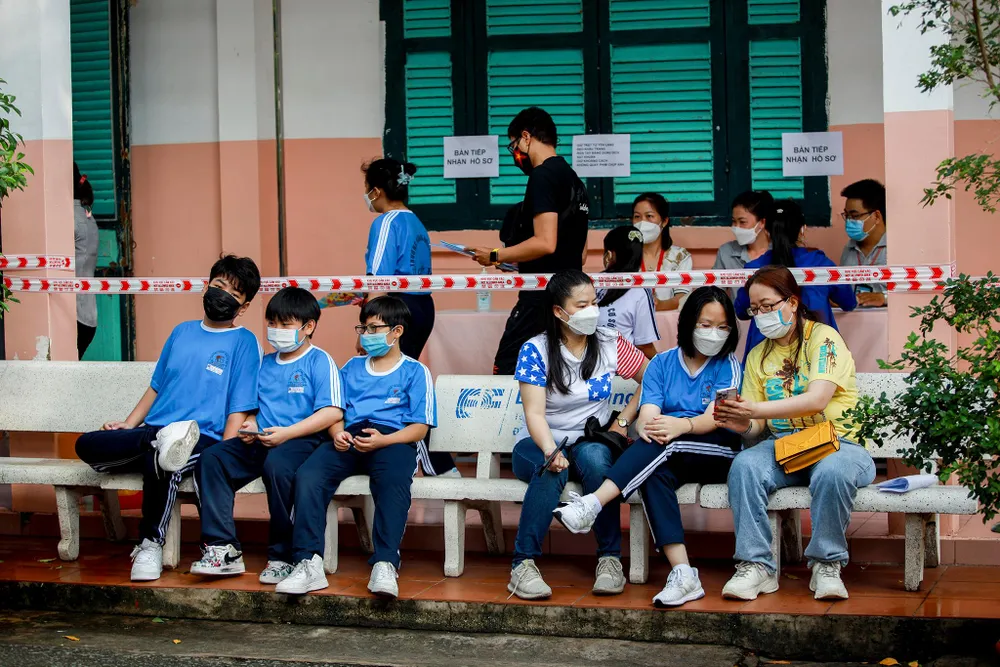 Ghi nhận tại điểm tiêm trường THCS Lê Qúy Đôn, quận 3), trường có sân và sảnh rộng, thoáng mát, quy trình tiêm được bố trí các khu vực theo đúng quy trình một chiều. Ghi nhận tại điểm tiêm trường THCS Lê Qúy Đôn, quận 3), trường có sân và sảnh rộng, thoáng mát, quy trình tiêm được bố trí các khu vực theo đúng quy trình một chiều.