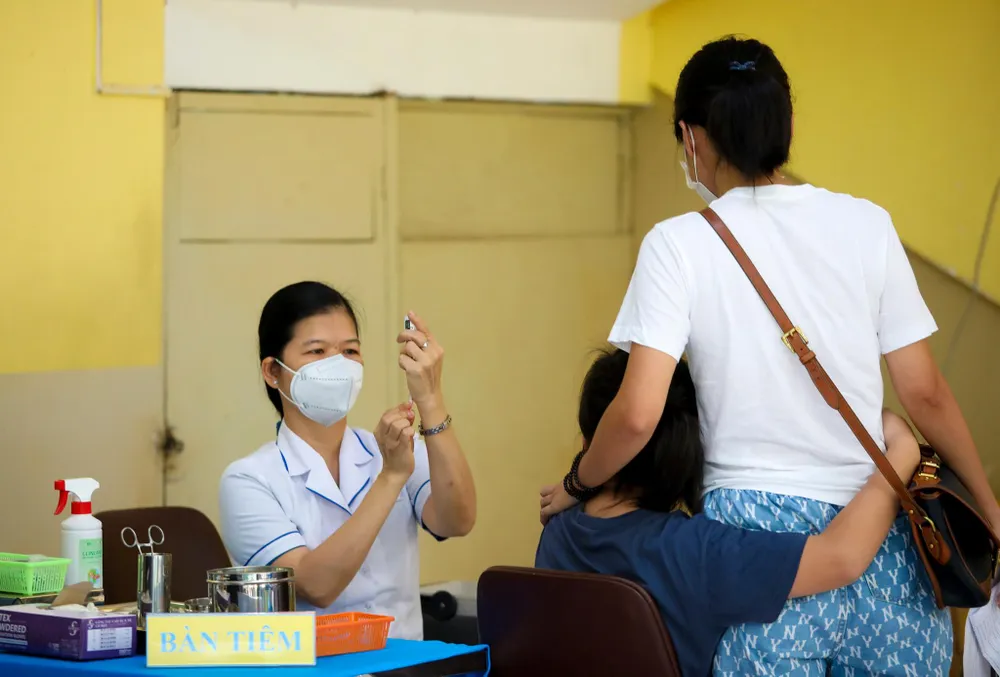 Theo Sở Giáo dục và đào tạo TP.HCM, trong ngày 16-4 thành phố chỉ triển khai tiêm ngừa cho học sinh lớp 6 - lứa tuổi lớn nhất trong đợt tiêm ngừa lần này. Sau đó các đơn vị liên quan sẽ họp rút kinh nghiệm và dự kiến triển khai tiêm ngừa cho học sinh tiểu học từ ngày 18-4. Theo Sở Giáo dục và đào tạo TP.HCM, trong ngày 16-4 thành phố chỉ triển khai tiêm ngừa cho học sinh lớp 6 - lứa tuổi lớn nhất trong đợt tiêm ngừa lần này. Sau đó các đơn vị liên quan sẽ họp rút kinh nghiệm và dự kiến triển khai tiêm ngừa cho học sinh tiểu học từ ngày 18-4.