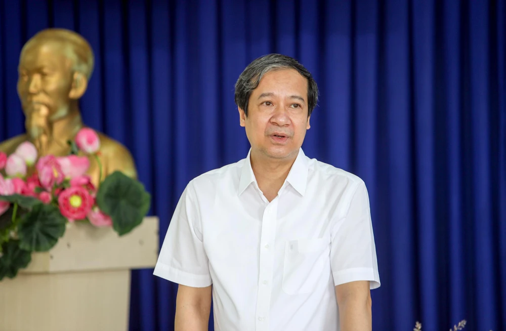 Bộ trưởng Bộ Giáo dục và Đào tạo Nguyễn Kim Sơn phát biểu trong chuyến thăm trường.