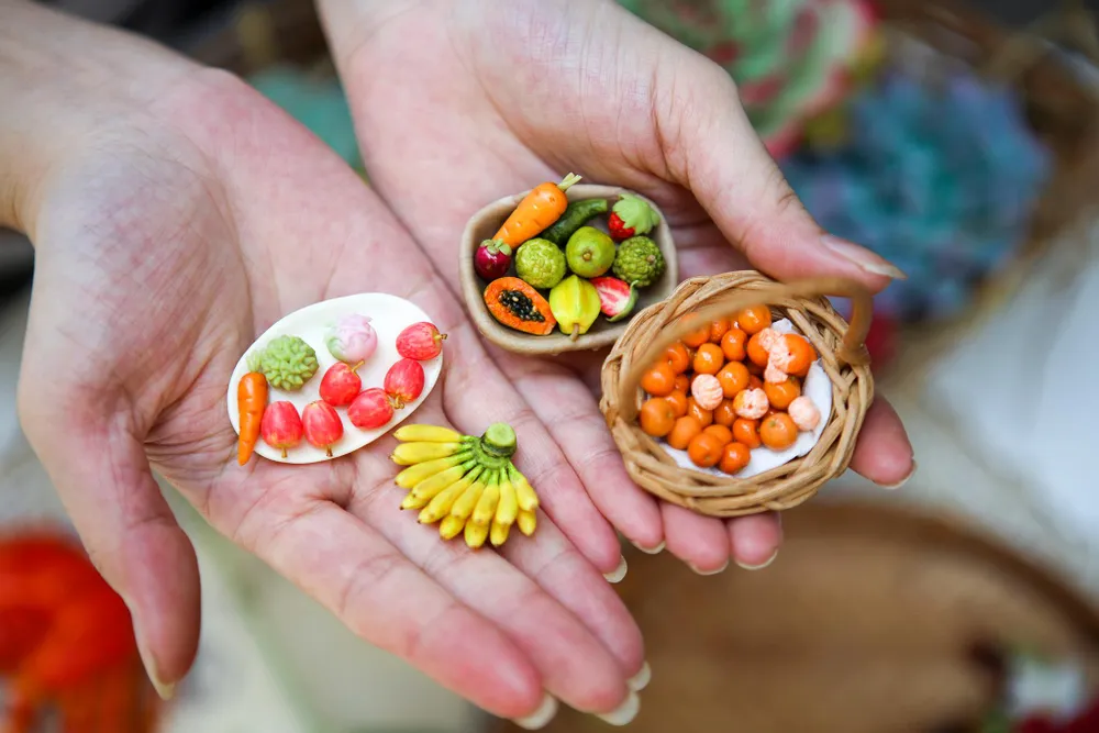 Ngoài làm hoa lá, chị Trang còn làm nhiều sản phẩm, đồ vật tí hon....phục vụ đa dạng nhu cầu của khách hàng.