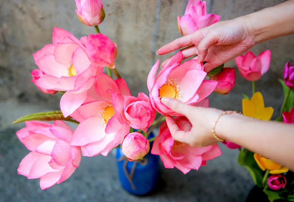 Chị Trang cho biết, khó khăn nhất là khâu nắm bắt màu sắc, phối màu, pha trộn,… để sản phẩm có hồn và giống thật nhất có thể. Đối với bộ môn này cần nhất là sự tỉ mỉ, kiên nhẫn, nếu mình có đam mê thì mọi khó khăn đều sẽ vượt qua được.