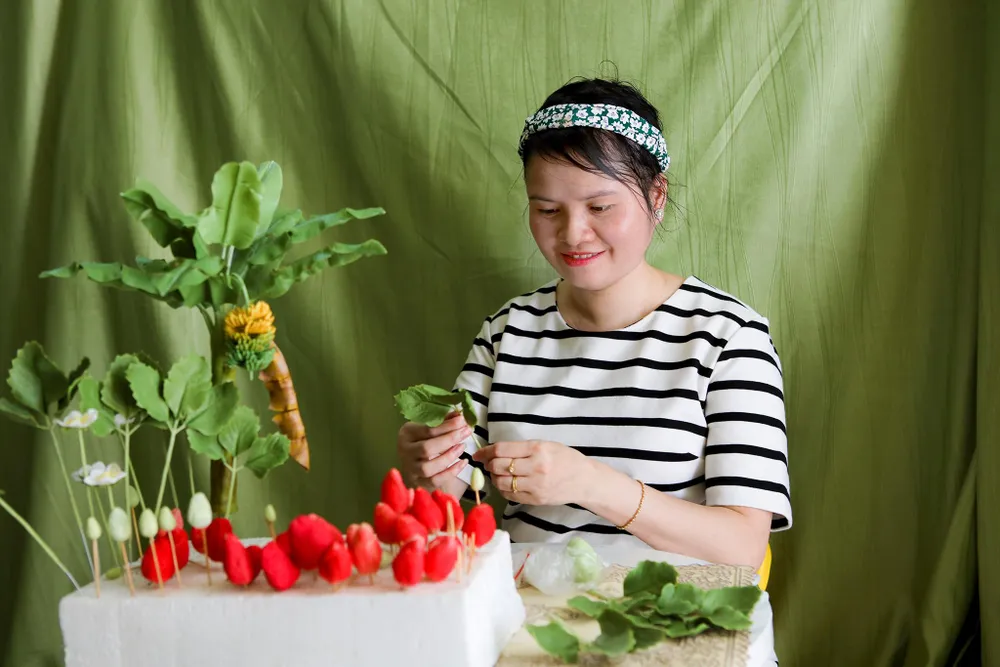 &quot;Trong một lần tình cờ biết về nghệ thuật tạo hình từ đất sét, tôi bị hút hồn bởi những bông hoa xinh xắn được tạo ra từ nguyên liệu này. Ngay sau đó, tôi tìm hiểu, học hỏi để làm thử, từ đó nghiện công việc này lúc nào không hay.&quot; - Chị Trang chia sẻ.