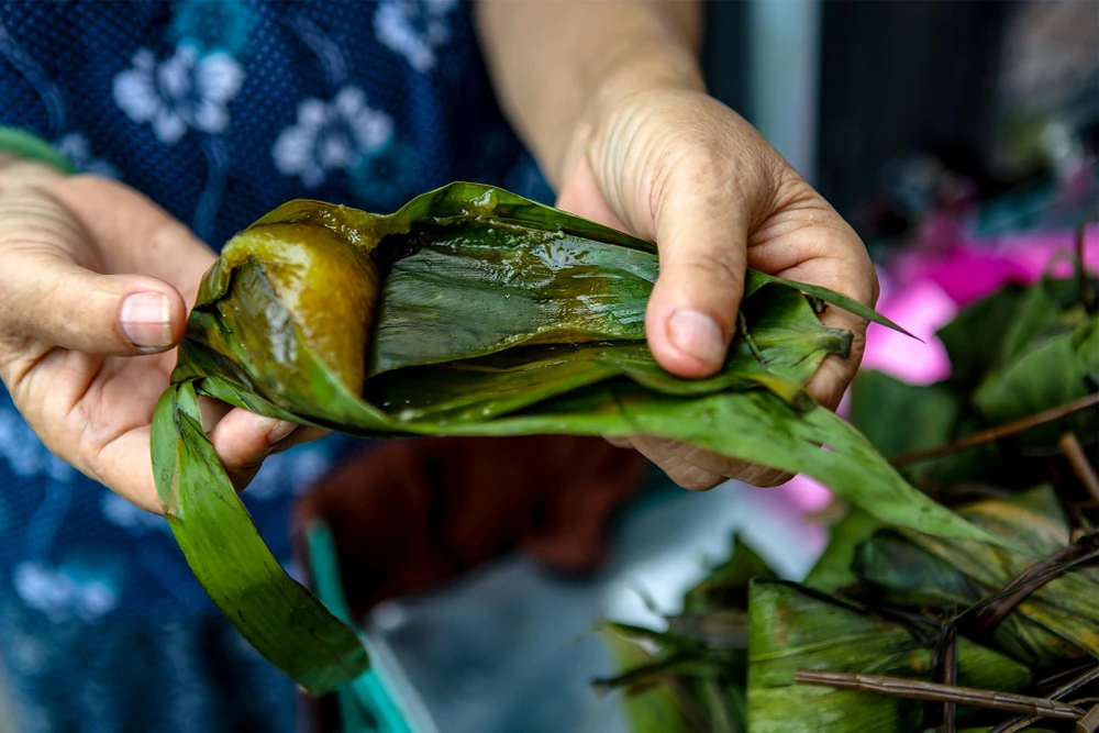 Bánh ú lá tre khi chín có màu vàng nhạt, nhân có vị ngọt thanh, vỏ bánh dẻo thơm, lớp lá tre vẫn còn xanh. Theo quan niệm, ăn bánh ú lá tre, hoa quả và rượu nếp vào ngày Tết Đoan Ngọ, bệnh tật trong người sẽ tiêu tan hết.