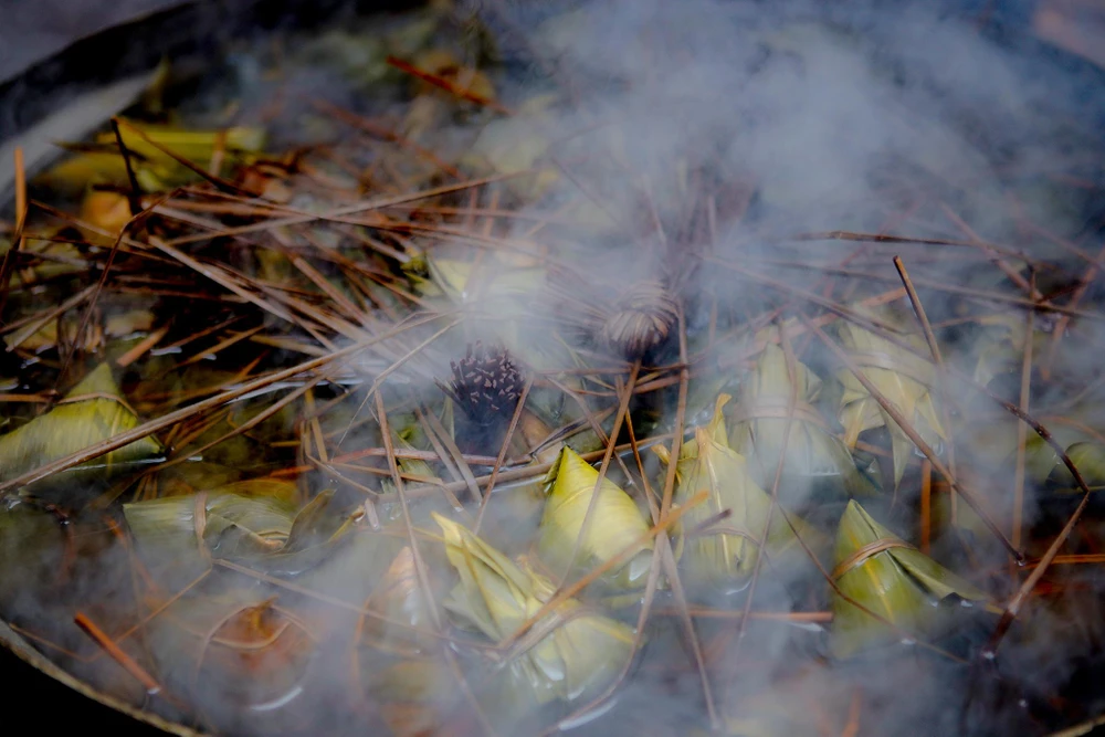 Sau khoảng 4 tiếng, bánh đã chín.