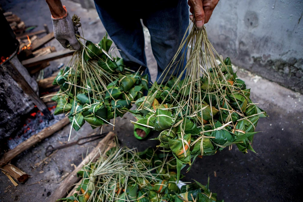 Sau đó, bánh được cột thành từng chùm khoảng 60 cái và được cho vào nồi luộc loại lớn.