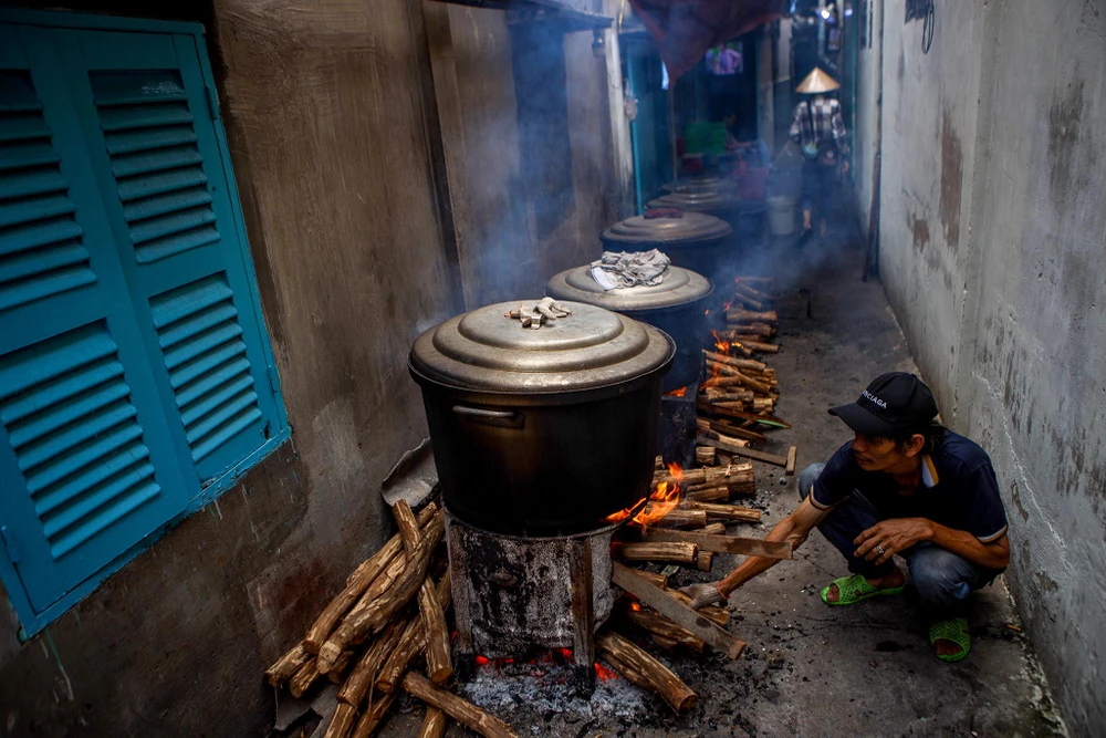 Trong quá trình nấu, phải thường xuyên châm nước vào nồi sao cho nước ngập mặt bánh để bánh chín đều.