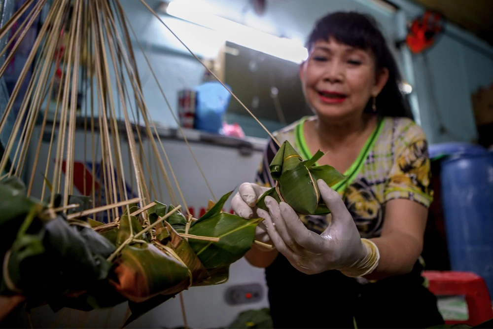 Theo bà Thủy (quận 8), bánh sau khi được gói xong phải có hình chóp, được cột chặt với 4 góc ngọn.