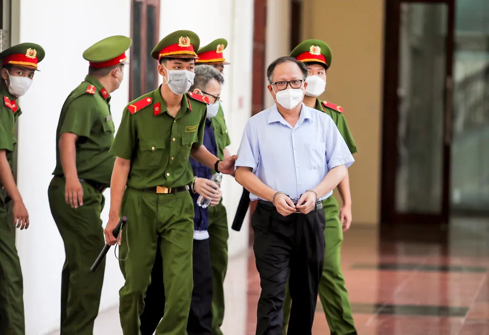 Sáng 6-6, TAND Cấp cao tại TP.HCM mở lại phiên phúc thẩm xem xét đơn kháng cáo vụ sai phạm tại Công ty cổ phần Phát triển Nam Sài Gòn (SADECO). Khoảng 8h30, Ông Tất Thành Cang và các đồng phạm được dẫn vào phòng xét xử.