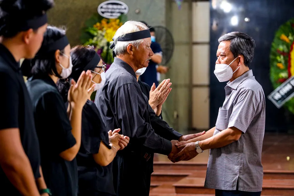 Trong buổi sáng, nhiều người dân từ các tỉnh Nam bộ cũng đã tới thắp nén nhang tiễn đưa &quot;dì Bảy&quot;, &quot;cô Bảy&quot; về thế giới của người hiền. Trong đó có đoàn Thị xã Ngã Năm, tỉnh sóc Trăng quê hương của bà Bảy Huệ.