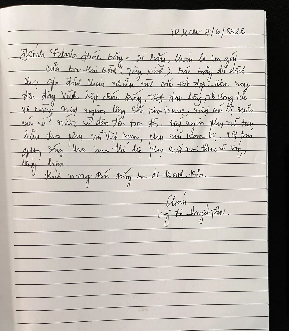 Bà Nguyễn Thị Quyết Tâm, nguyên Phó Bí thư Thành ủy, nguyên Chủ tịch HĐND TPHCM ghi trong sổ tang.