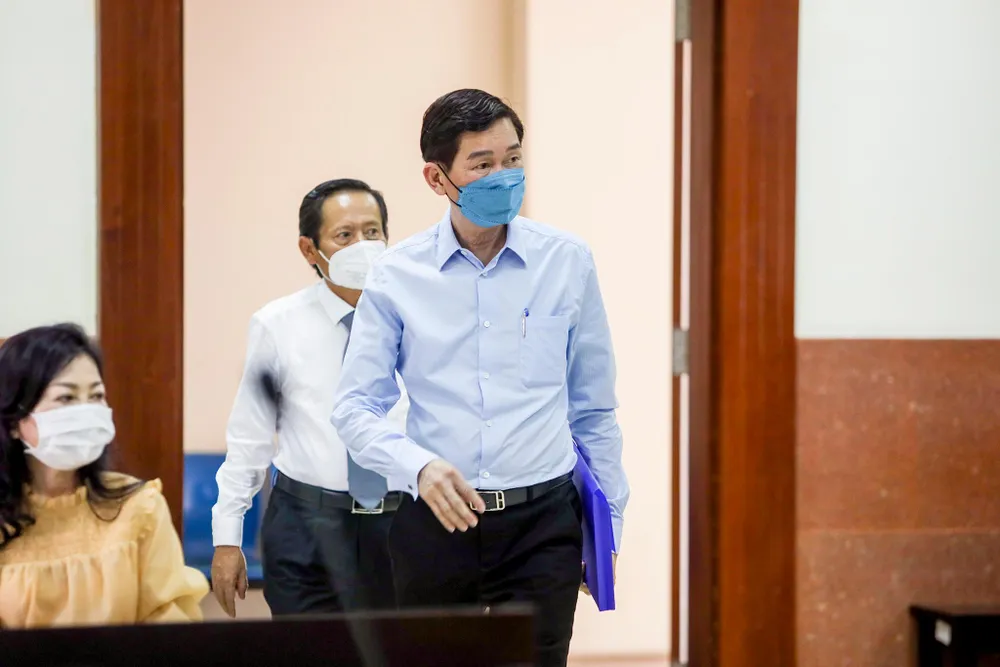 Hơn 7 giờ 30, bị cáo Trần Vĩnh Tuyến, cựu phó chủ tịch UBND TP.HCM đến phòng xử án cùng luật sư bào chữa Phan Trung Hoài.