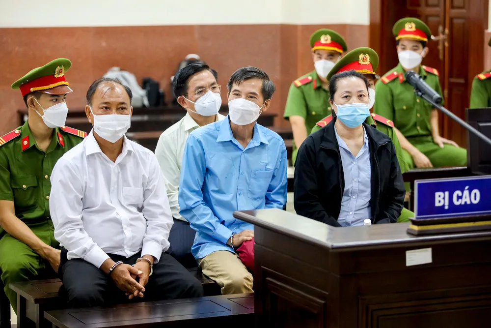 Trước đó, bị cáo Lê Tấn Hùng và đồng phạm được cảnh sát áp giải đến tòa phúc thẩm.