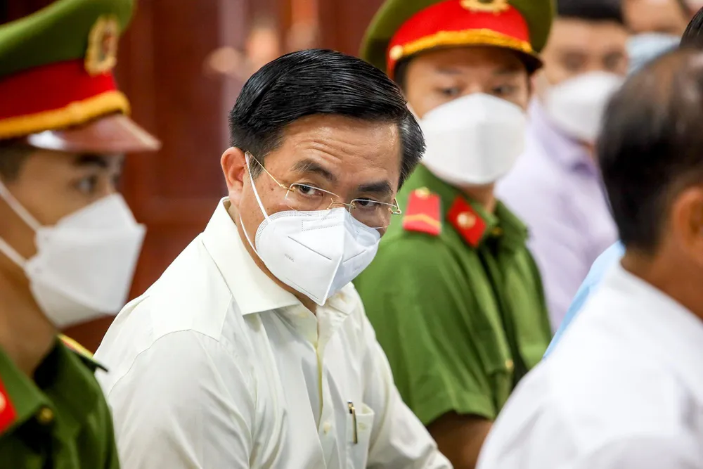 Sau đó ít phút, cựu giám đốc Sở Xây dựng Trần Trọng Tuấn đến tòa.