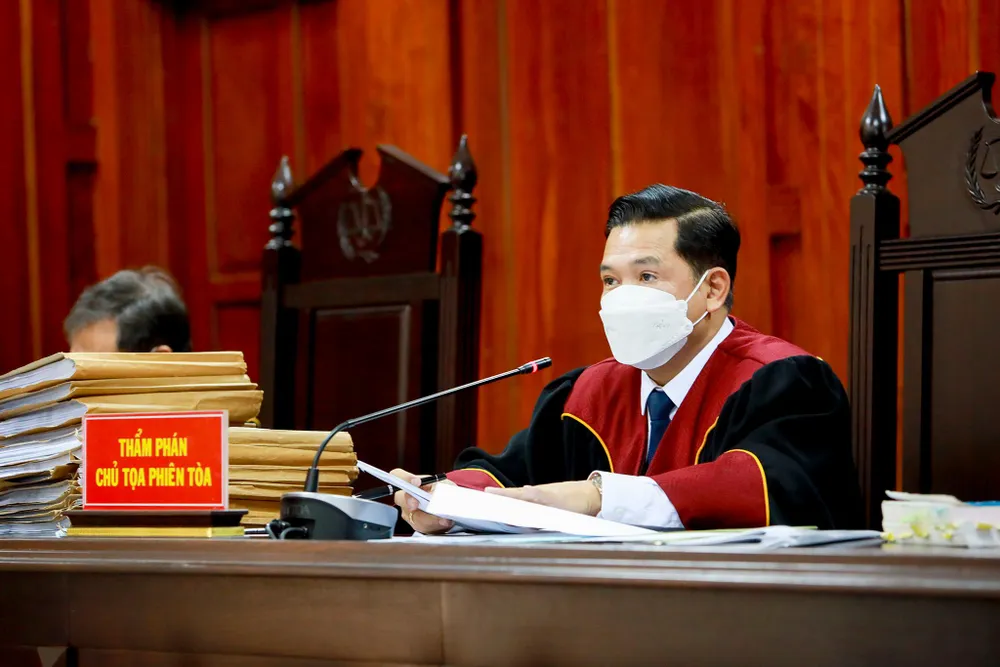 Chủ tòa phiên tòa là ông Hoàng Minh Thịnh.