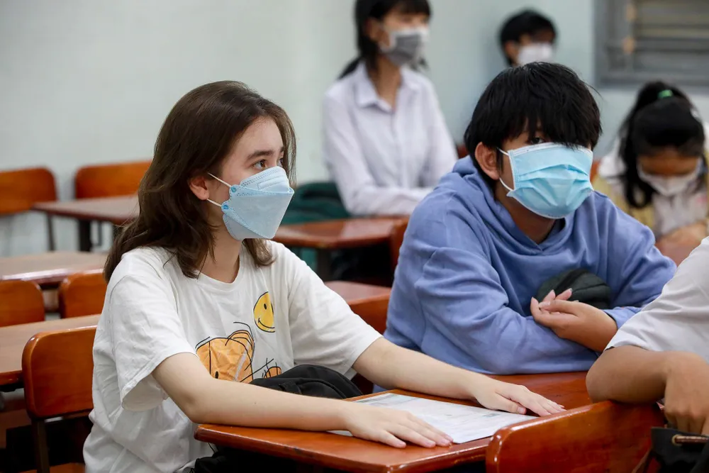 Trong đó, có em Alina Bohrish THCS Ngô Quyền, huyện Tân Phú, tỉnh Đồng Nai. Em cho biết, trong ngày đầu làm thủ tục nhưng em cảm thấy rất hồi hộp và hy vọng mình sẽ được học tại ngôi trường cổ kính và chuyên nghiệp này.