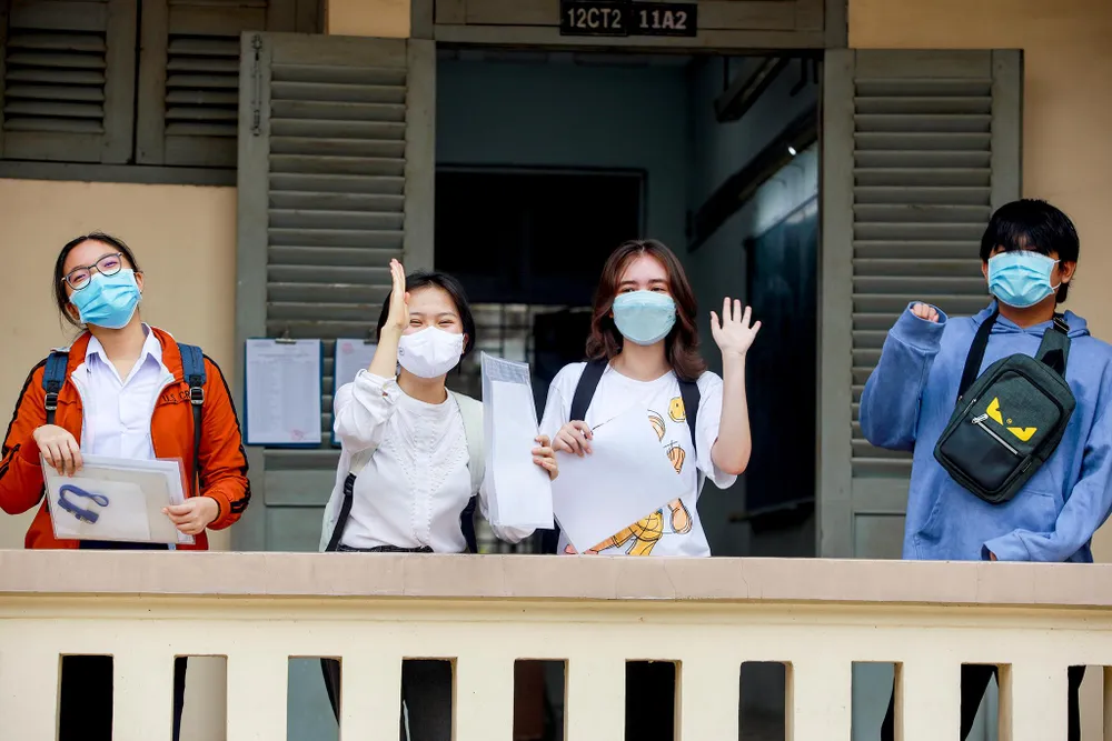 Nhóm thí sinh đến từ tỉnh Đồng Nai háo hức trong ngày làm thủ tục thi.