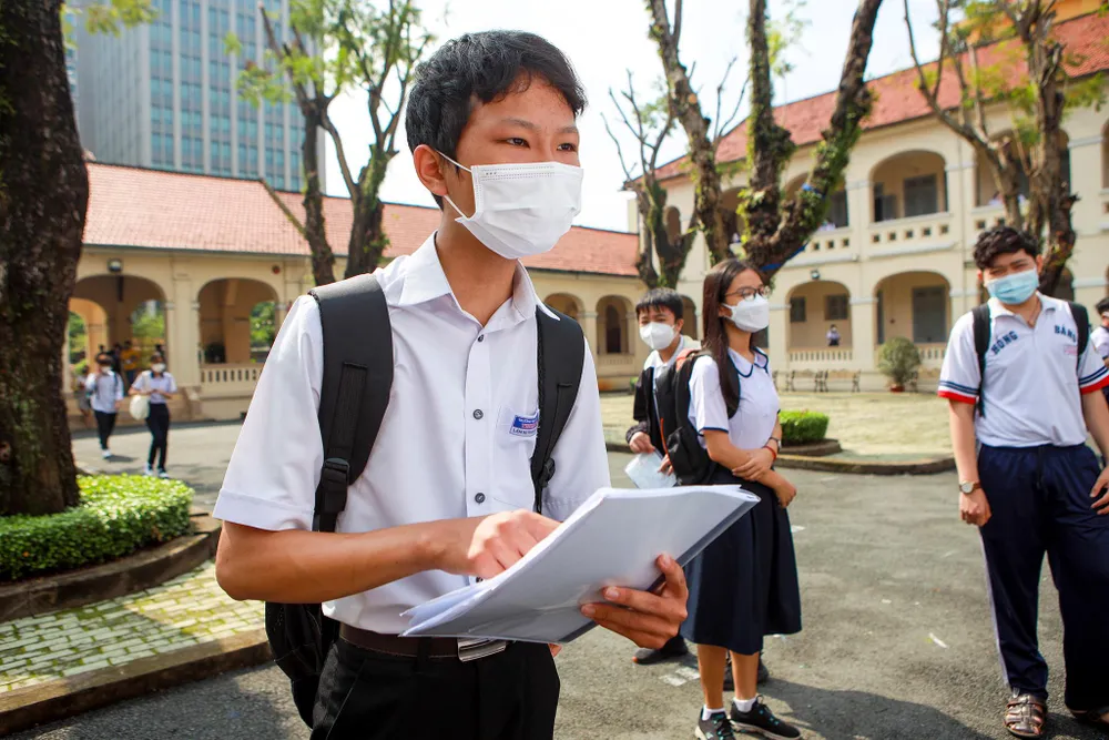 Em Lâm Huỳnh Hưng, trường THCS Thuận Nam, tỉnh Bình Thuận có mặt từ sáng sớm. Em cho biết để chuẩn bị cho kỳ thi này em đã cùng cha bắt xe lên TP.HCM trước một ngày và ở trọ chờ sáng hôm sau lên làm thủ tục thi. Cầm quyển học bạ trên tay cùng các giấy tờ cho kỳ thi, Hưng cẩn thận dò số báo danh, sơ đồ phòng thi. &quot;Em dự định thi vào lớp chuyên Tin học. Vì trong tương lai em muốn trở thành lập trình viên. Em hy vọng được đỗ vào trường chuyên Lê Hồng Phong để giúp em học tập tốt hơn.&quot; - Hưng nói.