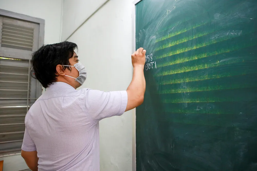 Trong buổi sáng làm thủ tục thi có 41 thí sinh vắng mặt, trong đó có một số em ở tỉnh. Nếu trong ngày mai, các thí sinh nộp đủ hồ sơ hợp lệ cho nhà trường thì vẫn được dự thi bình thường. Cũng theo thầy Đăng, điểm mới trong quy chế thi năm nay là trường không tổ chức khai mạc điểm thi. Nhà trường bố trí một phòng để đồ cho thí sinh. Vì thế thí sinh chỉ được mang dụng cụ phục vụ cho quá trình thi như bút, thước, giấy tờ...