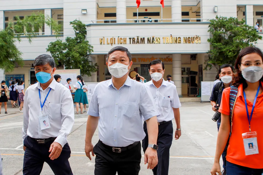 Khoảng 6h30 ông Dương Anh Đức, Phó Chủ tịch UBND TP.HCM vùng đoàn Sở giáo duc-Đào tạo đã đến kiểm tra công tác tổ chức kỳ thi tại đây.