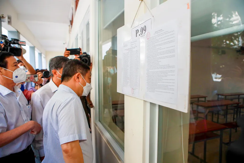 Tại điểm thi, Phó Chủ tịch UBND TP kiểm tra cách bố trí các phòng thi, phòng y tế cũng như khu vực để đề thi và bài thi.