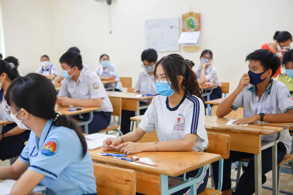 Đây là năm có số lượng thí sinh dự thi đông nhất trong khoảng 10 năm qua. Nhiều học sinh lo đề thi khó khi số lượng thí sinh lớn, tỉ lệ chọi cao.