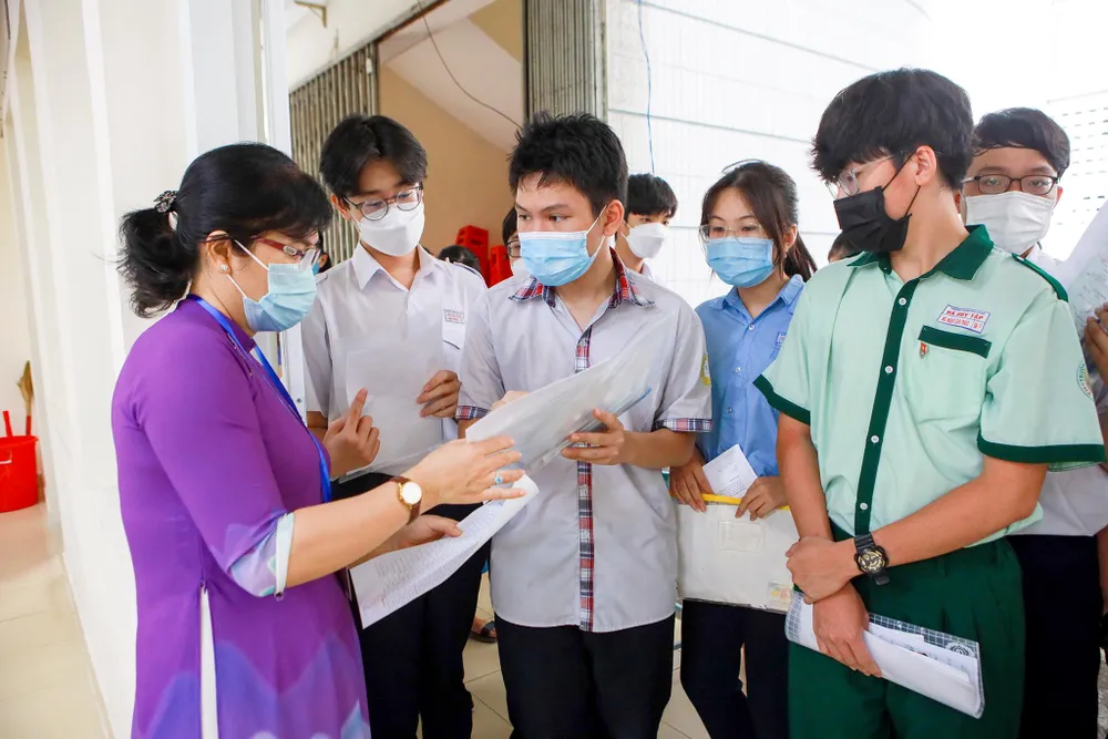 Sở GD-ĐT đã quy hoạch 150 điểm thi, bao gồm 139 điểm thi thường và 11 điểm thi chuyên, với 3.953 phòng thi, trong đó, 3.642 phòng thi lớp 10 thường với 24 thí sinh/phòng. Ở mỗi điểm thi sẽ được bố trí thêm 3 phòng thi dự phòng dành cho thí sinh F0, thí sinh thuộc diện ca bệnh nghi ngờ, đảm bảo các yêu cầu về phòng chống dịch Covid-19 theo quy định của ngành y tế.