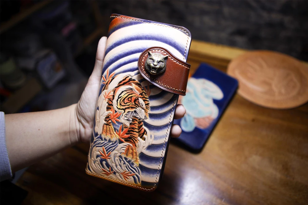 Theo anh Tuấn, túi và ví là những sản phẩm được khách ưa chuộng nhất.