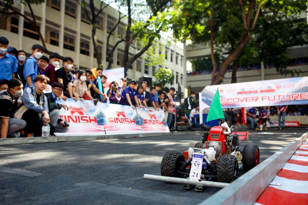 Đội thắng cuộc phải hoàn thành hai vòng đường đua trong thời gian ngắn nhất.