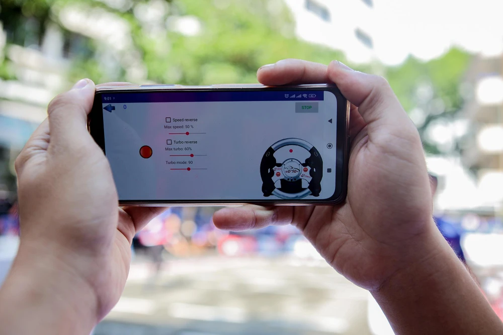 Sinh viên điều khiển xe bằng điện thoại thông qua phần mềm tự viết.