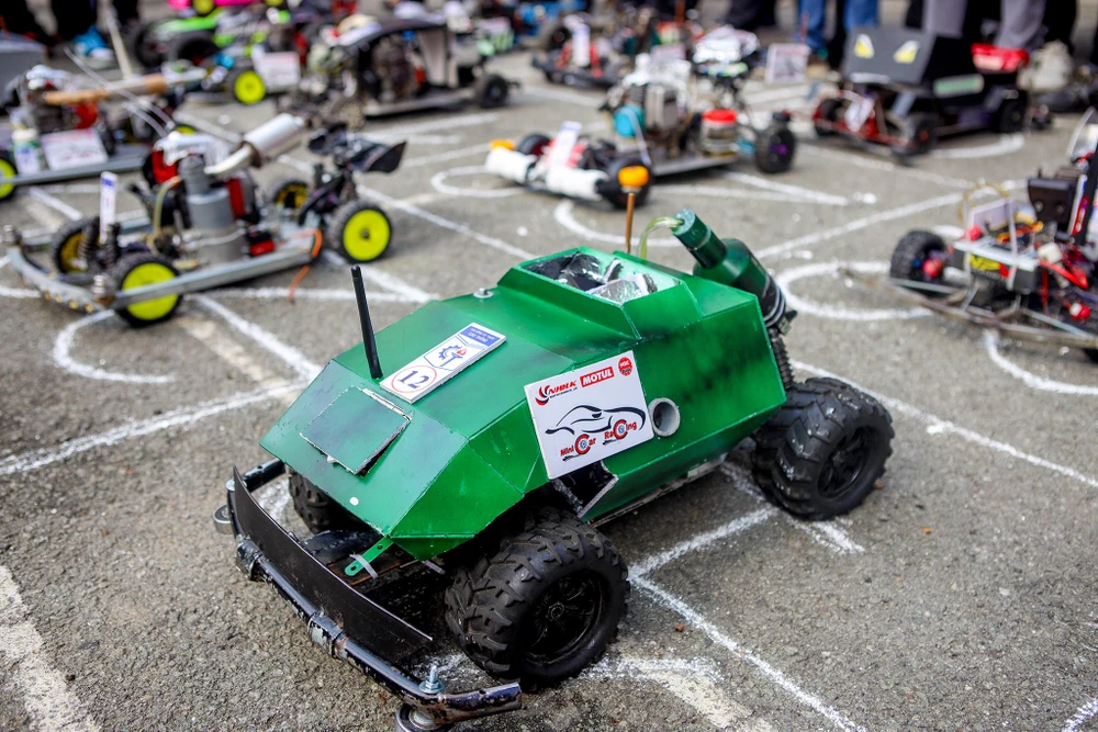 Xe mô hình tự chế của sinh viên chạy bằng xăng và điều khiểu từ xa thông qua wifi.