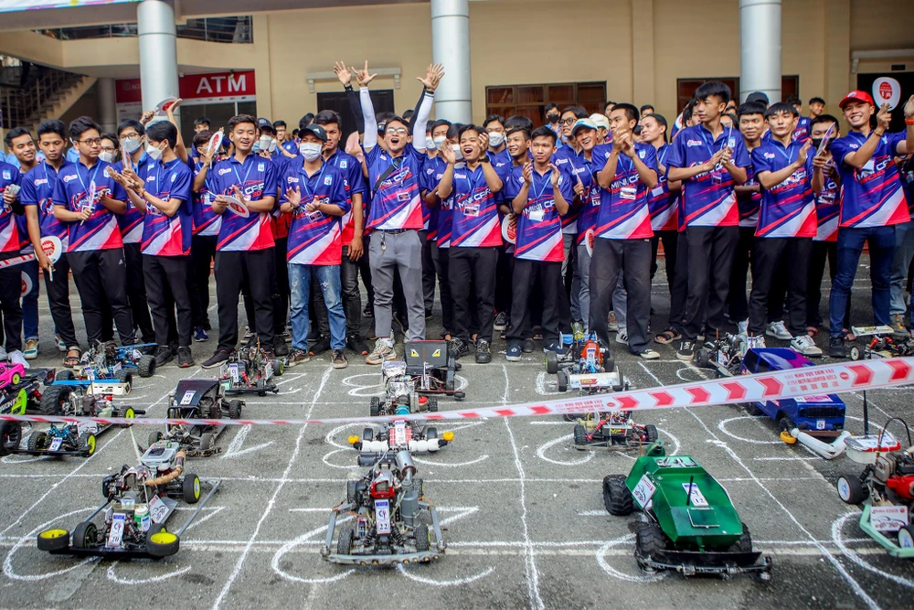 Sinh viên hào hứng tại giải đua xe mô hình tự chế.