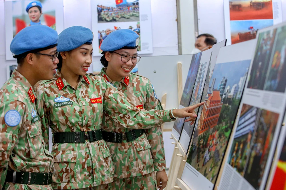 Các chiến sĩ mũ nồi xanh xem lại những hình ảnh của mình tại Nam Sudan.