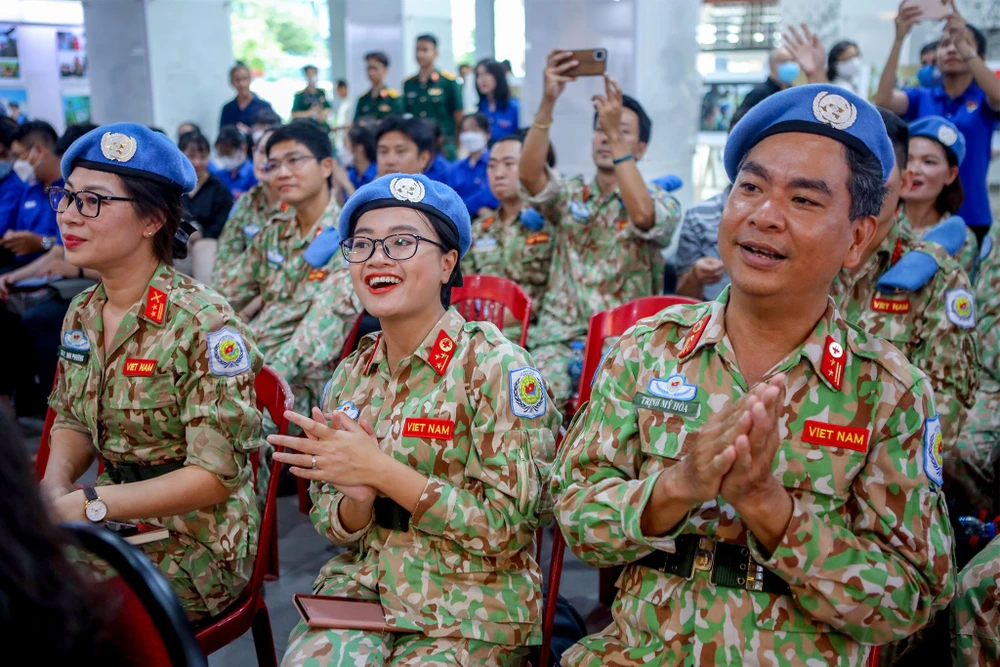 Buổi triển lãm có sự góp mặt của các chiến sĩ thuộc Bệnh viện dã chiến Cấp 2, số 3 và số 4, cũng là những nhân vật góp mặt trong các bức ảnh của tác giả Nguyễn Á.