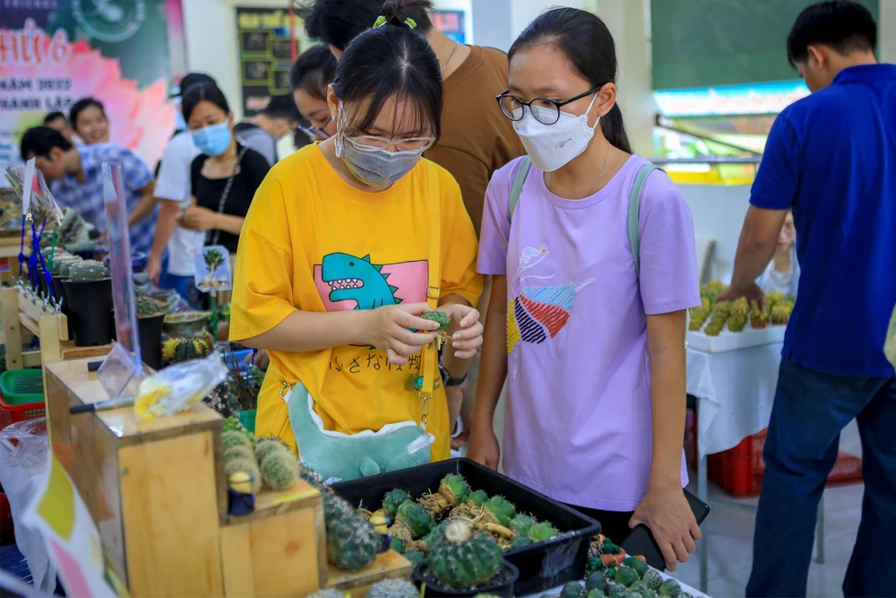 "Chơi xương rồng đã lâu nhưng khi đến hội chợ này tôi mới hiểu thêm về nhiều loại xương rồng, cũng như cách chăm sóc chúng. Đây là dịp để nhiều bạn có đam mê như tôi được hiểu thêm về loài cây kiểng này" - chị Thùy Dương (trái), quận Bình Tân, TP.HCM chia sẻ.