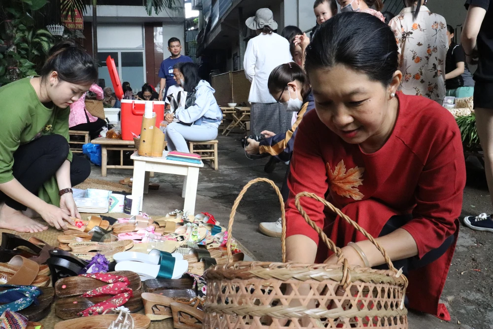 Theo bà Nguyễn Thị Thanh Thúy (Hội trưởng Hội quán Các bà mẹ) (bìa phải) : Cũng như áo dài và nón lá, đôi guốc mộc đơn sơ là một vật dụng gắn bó mật thiết trong đời sống của người Việt Nam. Nó tạo nên một vẻ đẹp mộc mạc, duyên dáng của người phụ nữ Việt Nam. Ngày nay, khi ở các nước bạn, guốc gỗ được giữ gìn và nâng lên một tầm văn hóa mới thì guốc mộc Việt Nam cũng có thể giữ gìn bằng cách cho nó sống đời sống khác, khác ở chỗ là nó cũng phải có sự biến tấu cho phù hợp với nhu cầu của thị hiếu.