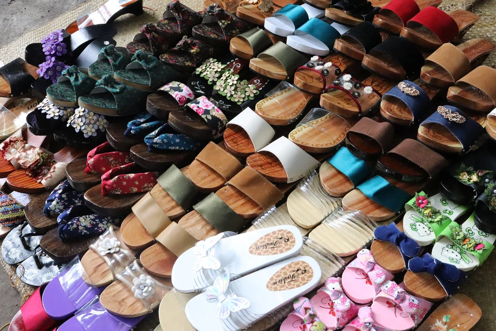 Chương trình trưng bày nhiều loạt guốc từ xưa đến nay cùng với những sản phẩm được biến tấu, cải tiến cho hợp thời.