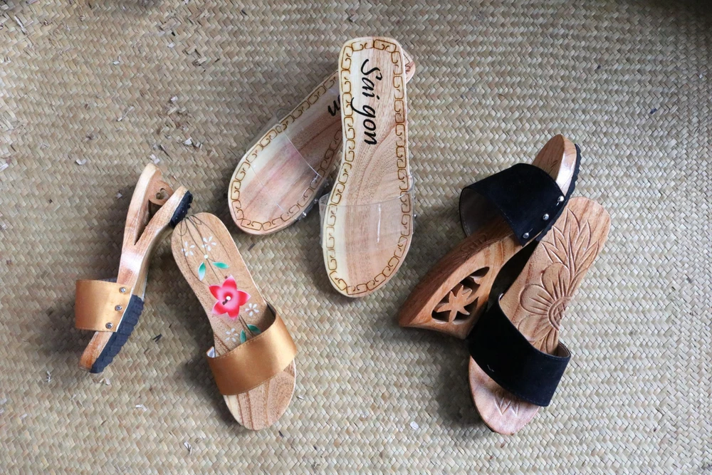 Guốc mộc được làm từ nhiều loại gỗ: gỗ xoan đào, gỗ thông… có sự bền và nhẹ. Guốc hiện đại có đế hình chiếc lá, hình bầu, hình chiếc xuồng. Trên quai guốc sẽ được trang trí, chạm khắc, vẽ, sơn mài… Giá mỗi đôi guốc dao động từ 100 - 200 ngàn.