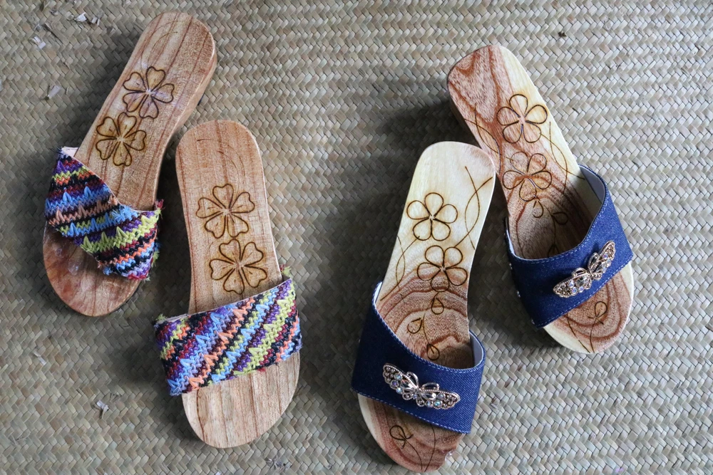 Ngoài ra, người thợ còn sử dụng thổ cẩm, ni lông, vải, sợi dây nhựa… để làm thành quai guốc tạo ra nhiều sự lựa chọn hơn cho khách hàng.