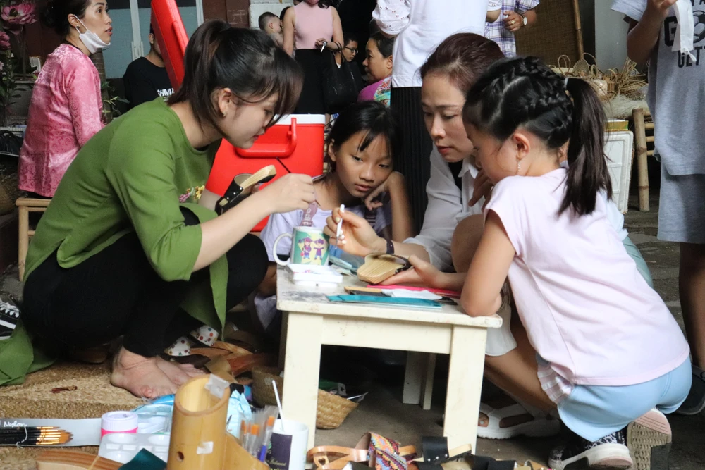 Chị Trịnh Anh Thư là Việt kiều Canada mỗi năm chị cho con về Việt Nam 2 lần, dịp này chị dẫn các con cùng tham gia chương trình để các con hiểu rõ hơn vẻ đẹp của những sản phẩm truyền thống.