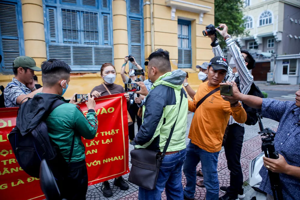 Nhiều Youtuber có mặt trước cổng tòa.