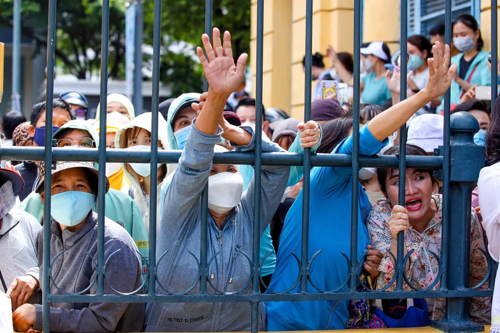 Khoảng 8 giờ, khi phiên tòa đang diễn ra bên trong, hàng trăm người dân tập trung bên ngoài để theo dõi.