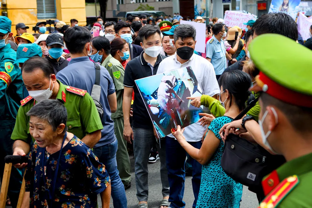 Lực lượng chức năng liên tục nhắc nhở, khuyên người dân bình tĩnh, giữ trật tự để tôn trọng phiên tòa.