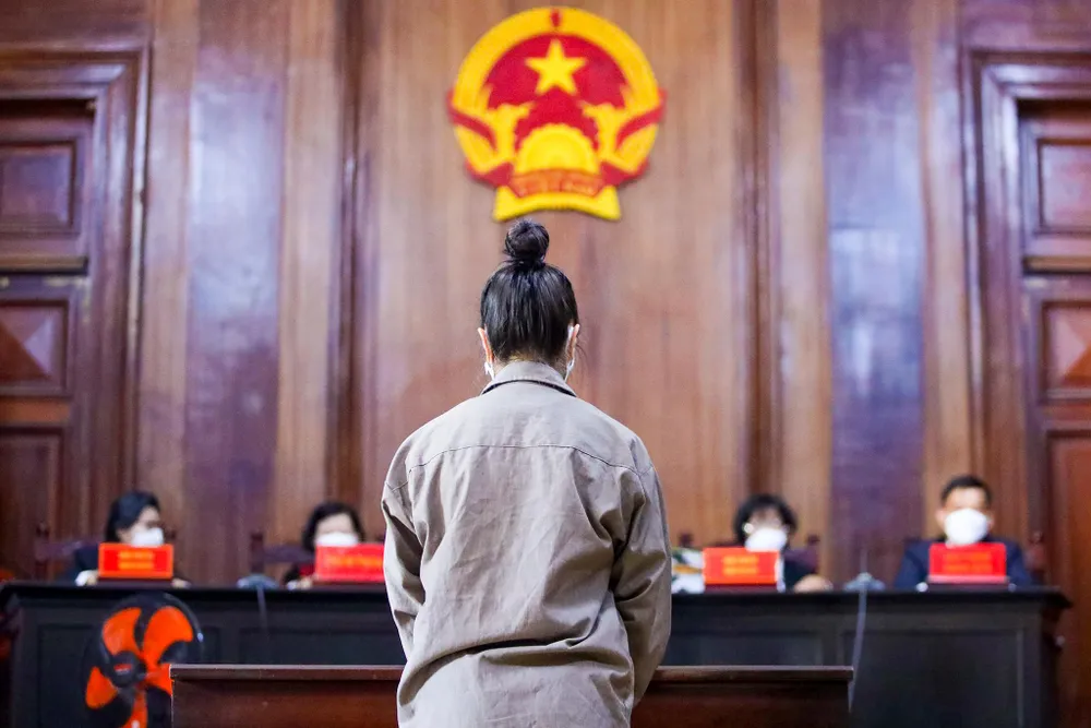 Bị cáo Trang là người bước lên bục khai báo đầu tiên để trả lời các câu hỏi về nhân thân.