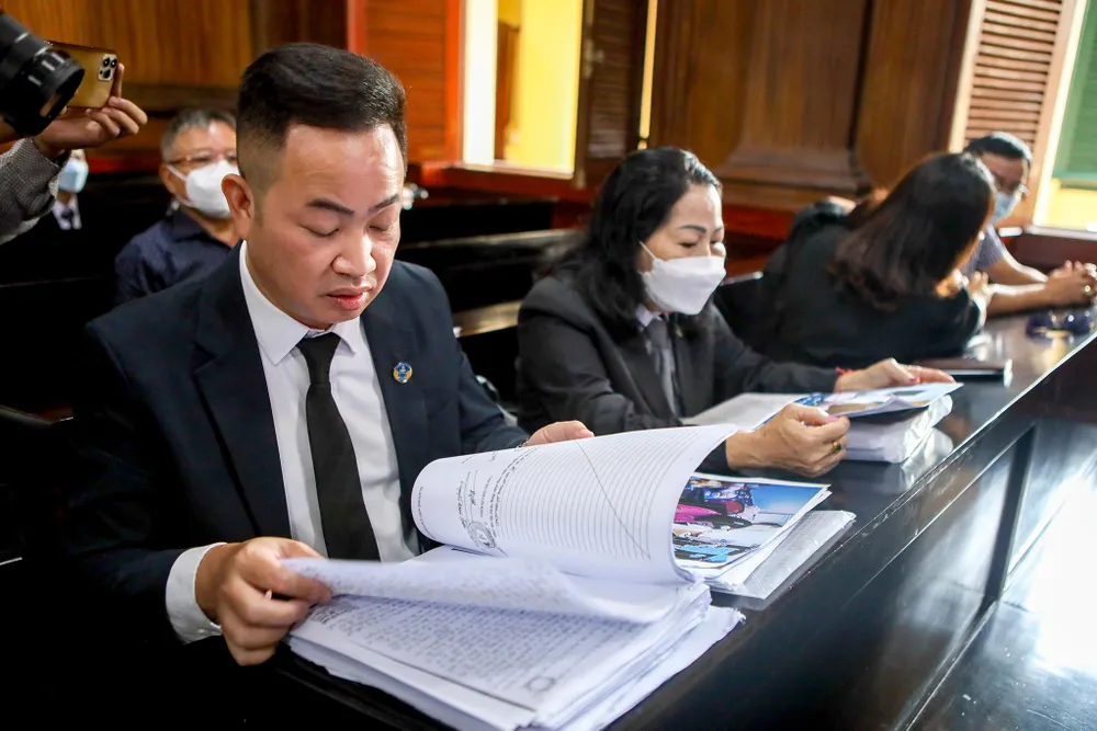 Được biết, trước vài ngày xét xử, luật sư Trần Thị Ngọc Nữ (Chi hội trưởng Hội bảo vệ quyền trẻ em TP.HCM) cho biết đã gửi đơn kiến nghị HĐXX trả hồ sơ điều tra bổ sung, thay đổi tội danh với hai bị cáo