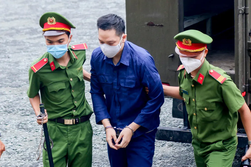 Đúng 7 giờ sáng 21-7, bị cáo Nguyễn Võ Quỳnh Trang và Nguyễn Kim Trung Thái (cha ruột bé VA) được áp giải đến toà.