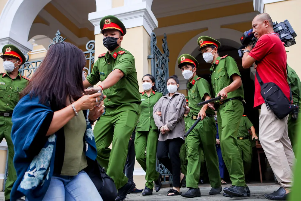 HĐXX cho rằng không thể thực hiện việc giám định thương tích, tổn hại sức khỏe của bị hại vào các ngày trước khi mất là cần thiết nên hoãn phiên toà để điều tra bổ sung. Ngày mở lại phiên toà chưa được ấn định.