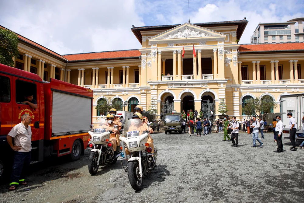 Do người dân tập trung đông bên ngoài, nên xe áp giải bị cáo buộc phải ra về đường khác.