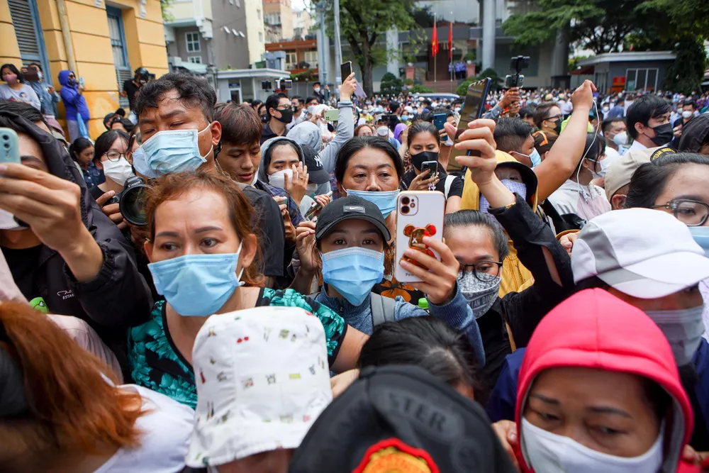 Bên cạnh đó có nhiều tiktoker, youtuber hướng máy về tòa để quay phim chụp ảnh.